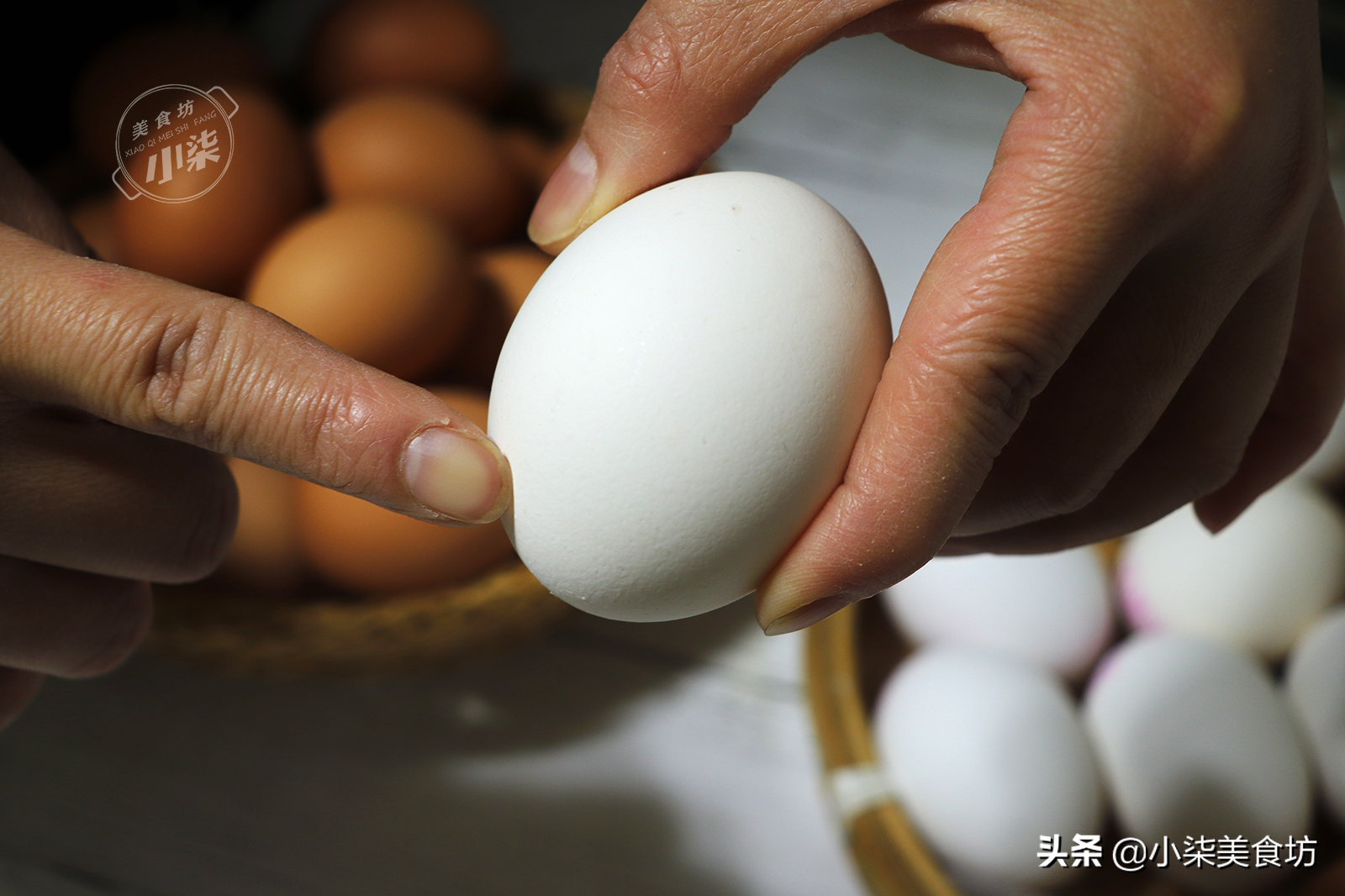 買雞蛋，挑紅皮的還是白皮的好？ 養雞大爺無意說漏嘴，別再買錯了