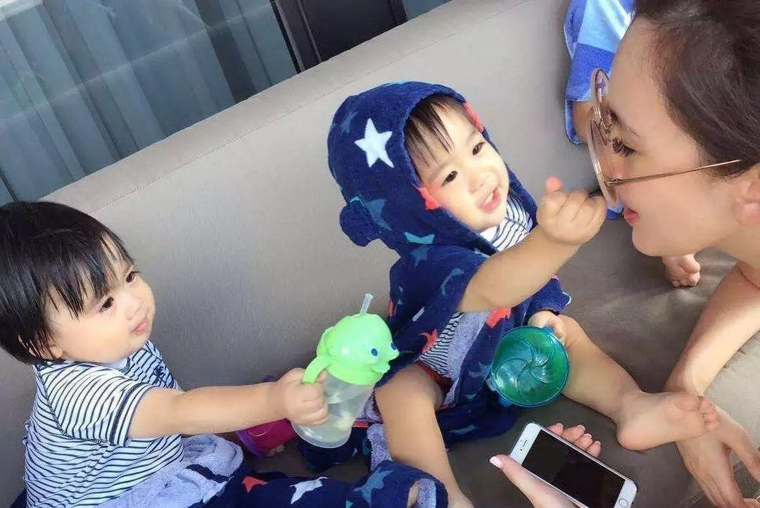 双胞胎女儿祝谢娜节日快乐，手工花很用心，谢