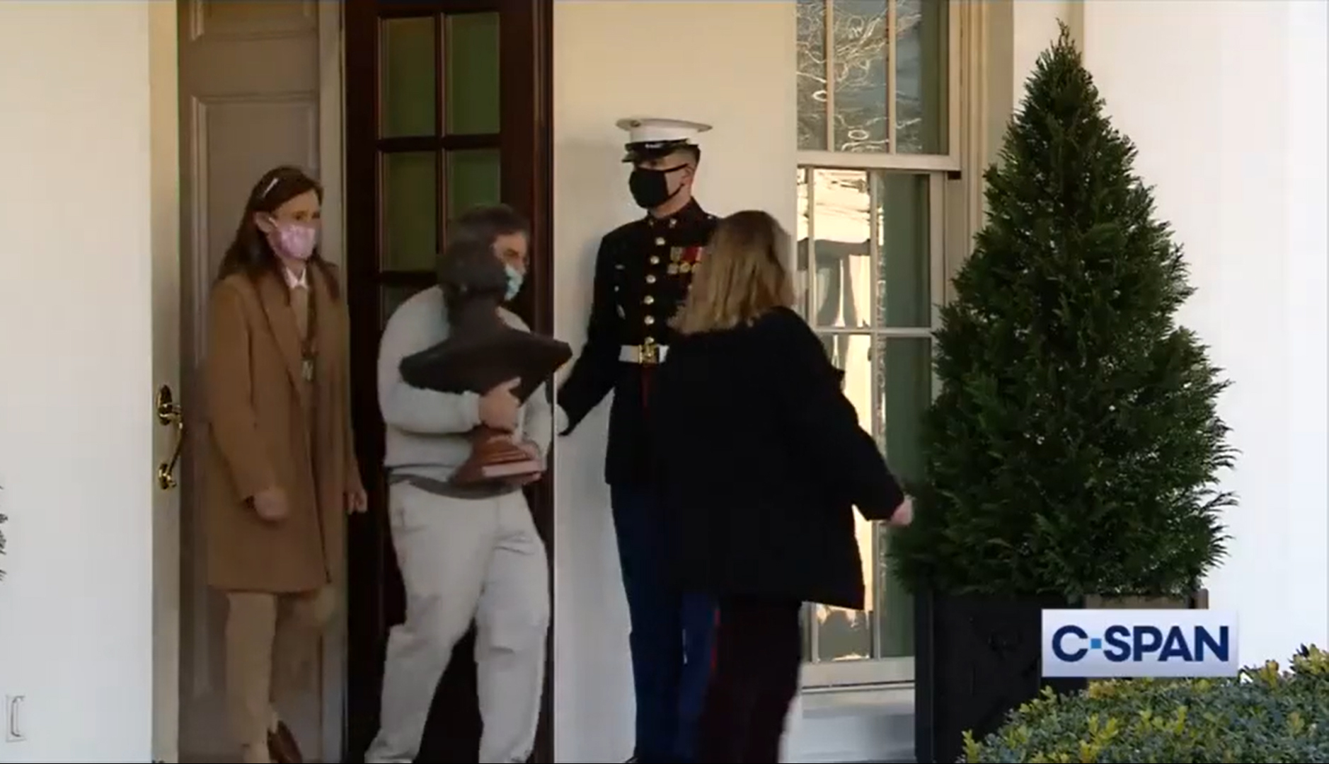 特朗普最後一次坐空軍一號專機，美國白宮一片混亂，開始搬家