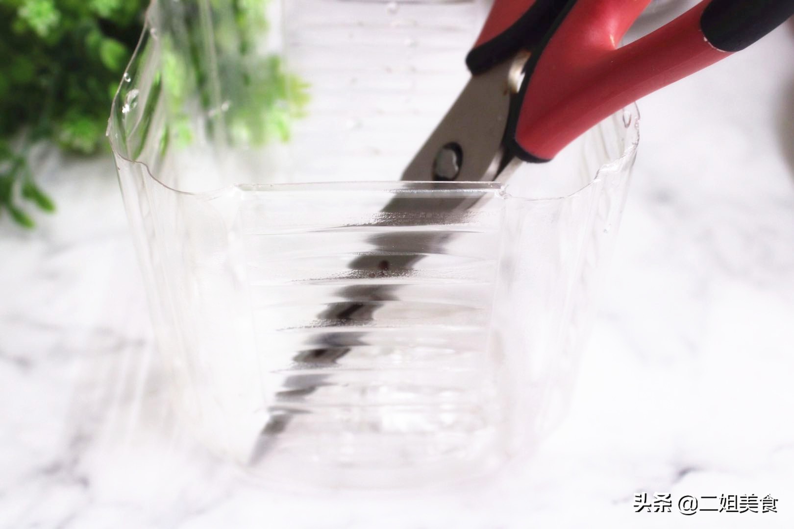 把剪刀放入小蘇打水中，太聰明了，用途花錢買不到，簡單還實用