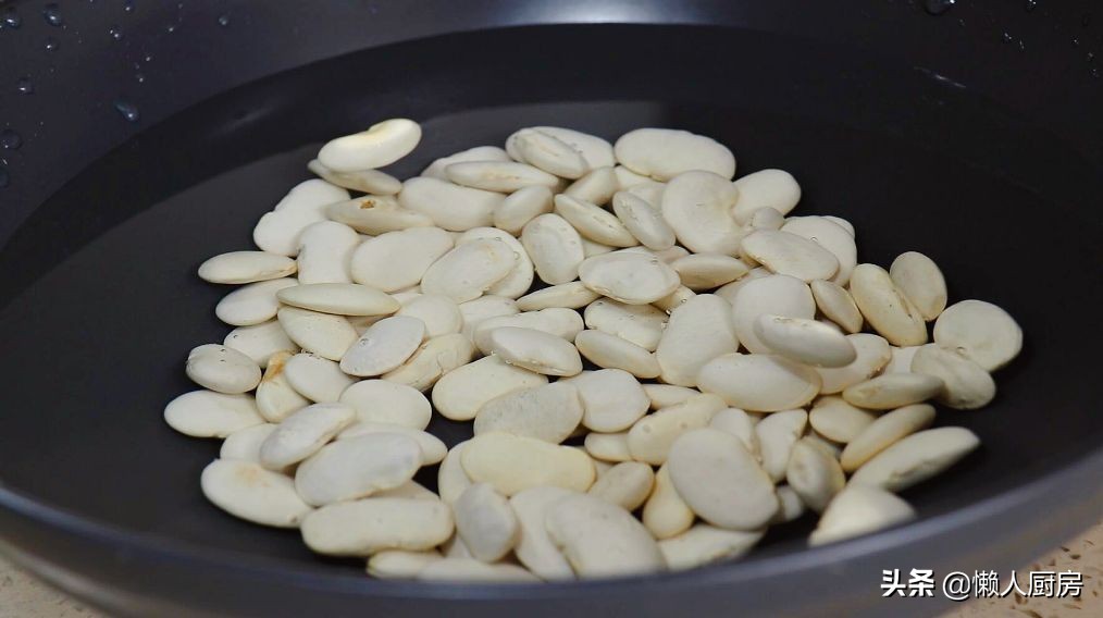 这是不用面粉的月饼，也不要烤，白芸豆的炒制很重要