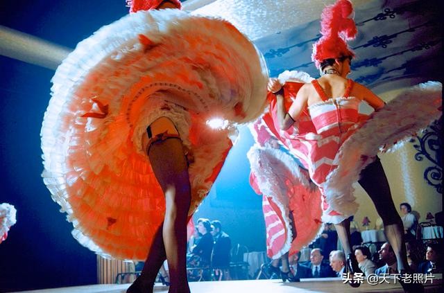 1950年代的巴黎红磨坊夜总会老照片 妖艳的舞娘优美的舞姿