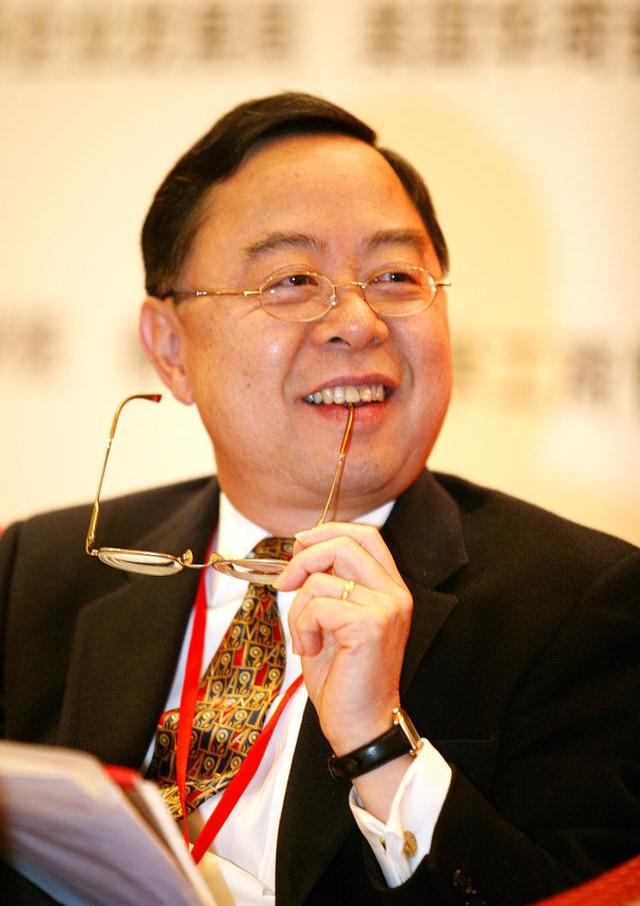 地产界富豪，国内捞金1000亿后，为何只给美国捐