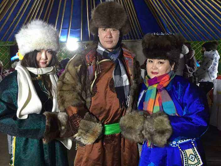 吉祥三宝过去14年：爸爸逝世，妈妈隐退，演女儿