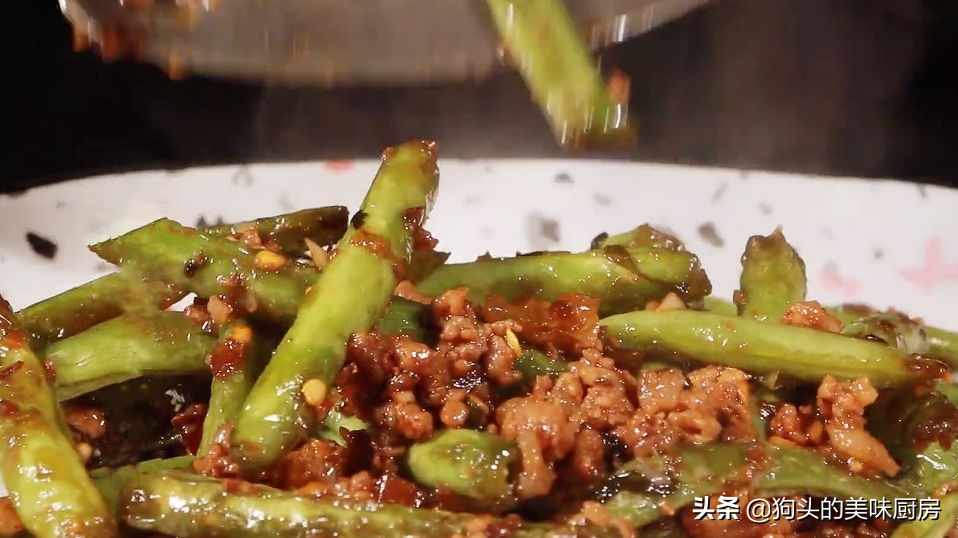 乾煸豆角有人焯水或直接炒，怪不得不好吃，教你一招，鹹香又入味