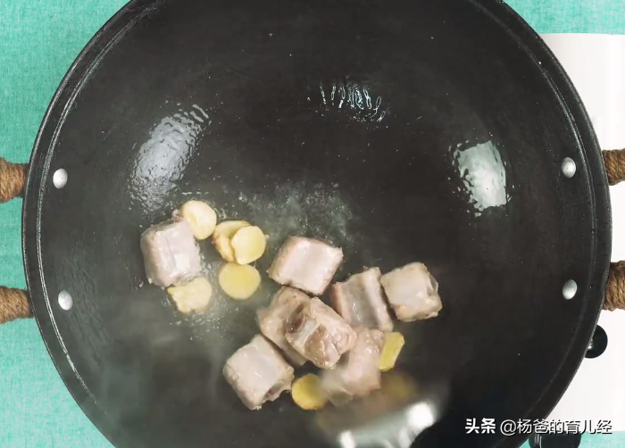 排骨中加两样食材，鲜香肉嫩又营养，简单一炖，孩子特爱吃