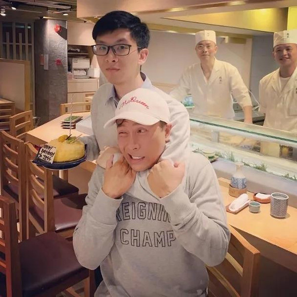 甄子丹晒全家福，力证妻子与大儿子没有不和，三个孩子太幸福