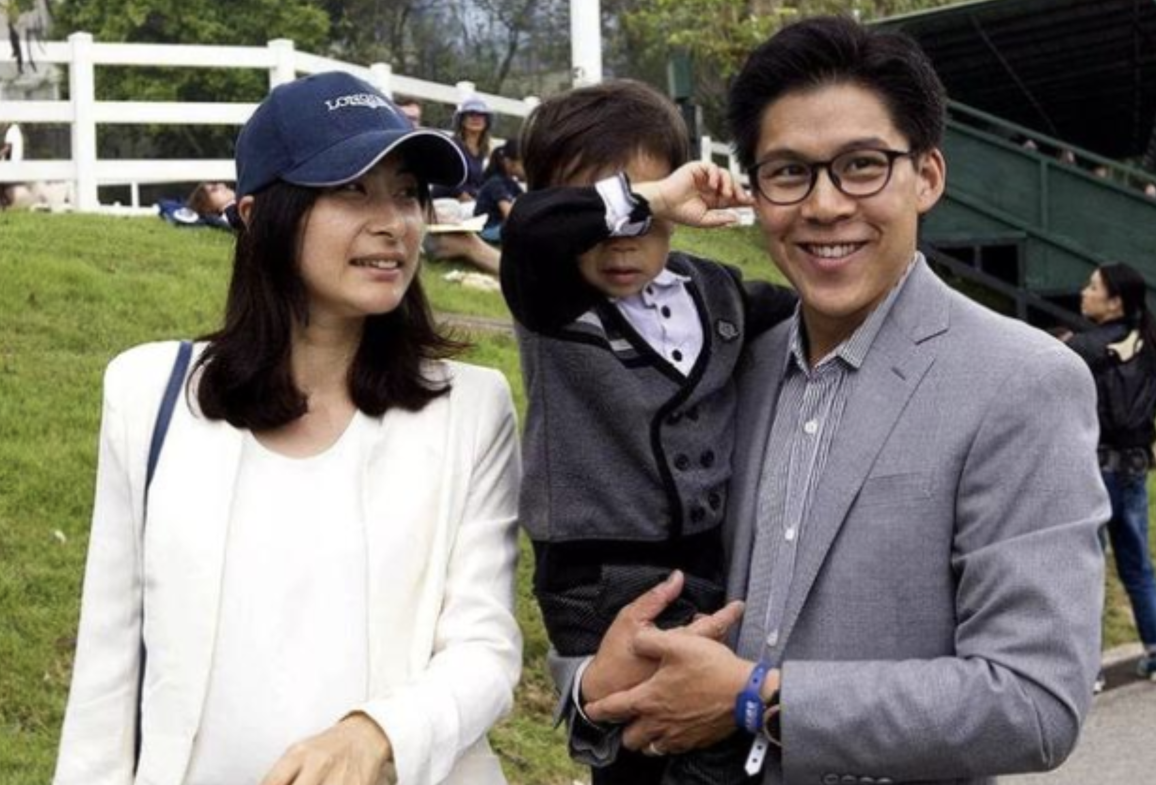 郭晶晶打扮精緻，參加孩子家長會，被網友盛讚：這才是真正的富養