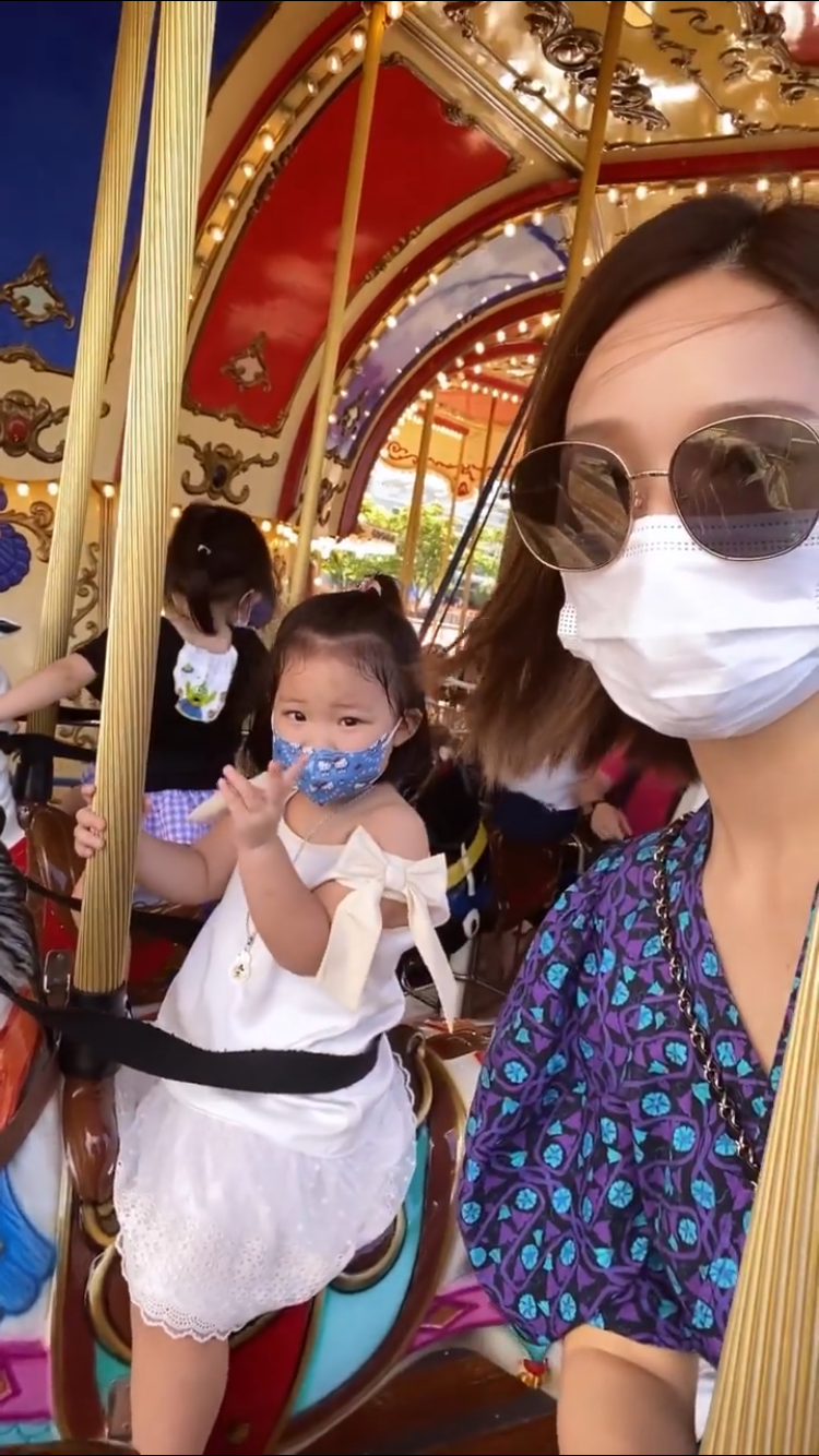 李亚男带大女儿坐旋转木马，互动温馨有爱，和王祖蓝同台合唱超甜