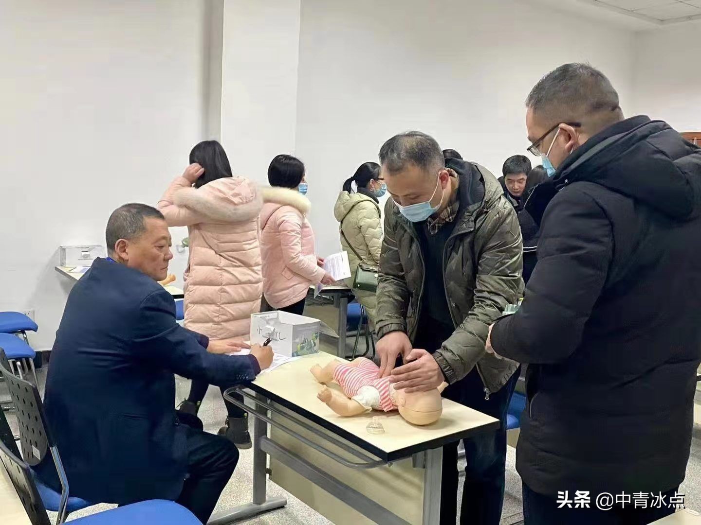 学生救老师，成都一退休急救专家心脏骤停20分钟，4次命悬一线，急诊医护大多曾上过他的课