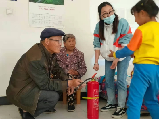 新疆铁干里克：我为亲戚送安全 入户安全知识宣讲