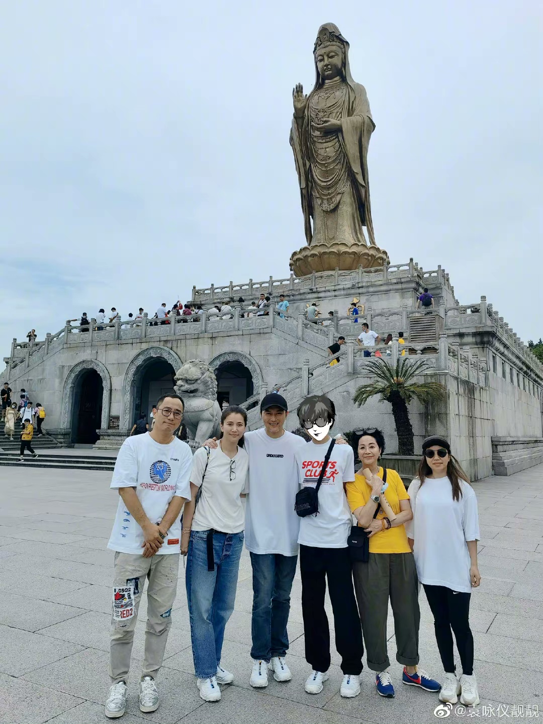 偶遇袁咏仪一家三口逛街，张智霖被赞亲民，魔童见镜头挥手打招呼