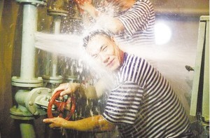 ӡ��Ǳͧ��û�Ҿ�,�й�����Ǳͧ��μ�����׹180��,����ͬ������