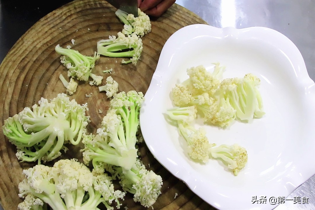 干锅花菜好吃的诀窍“一点就透”不用太多调料，大火一翻爽脆入味
