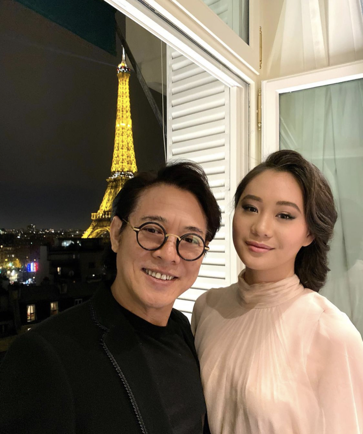 李连杰小女儿盛装出席高中毕业礼，穿白色礼服显清纯，难掩好身材