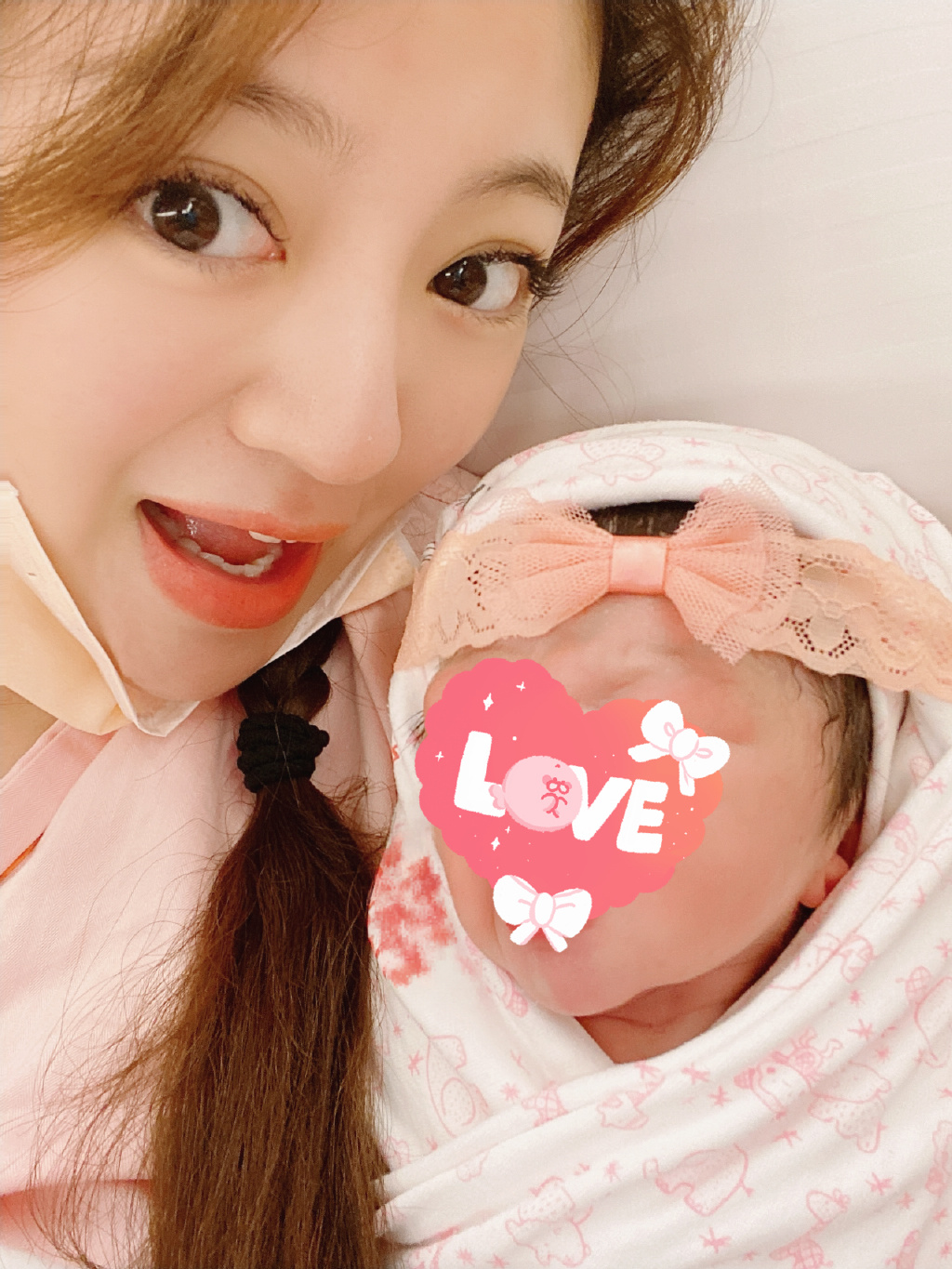 安以轩晒照为女儿庆双满月，一人抱俩妈妈力max，兄妹长相相似