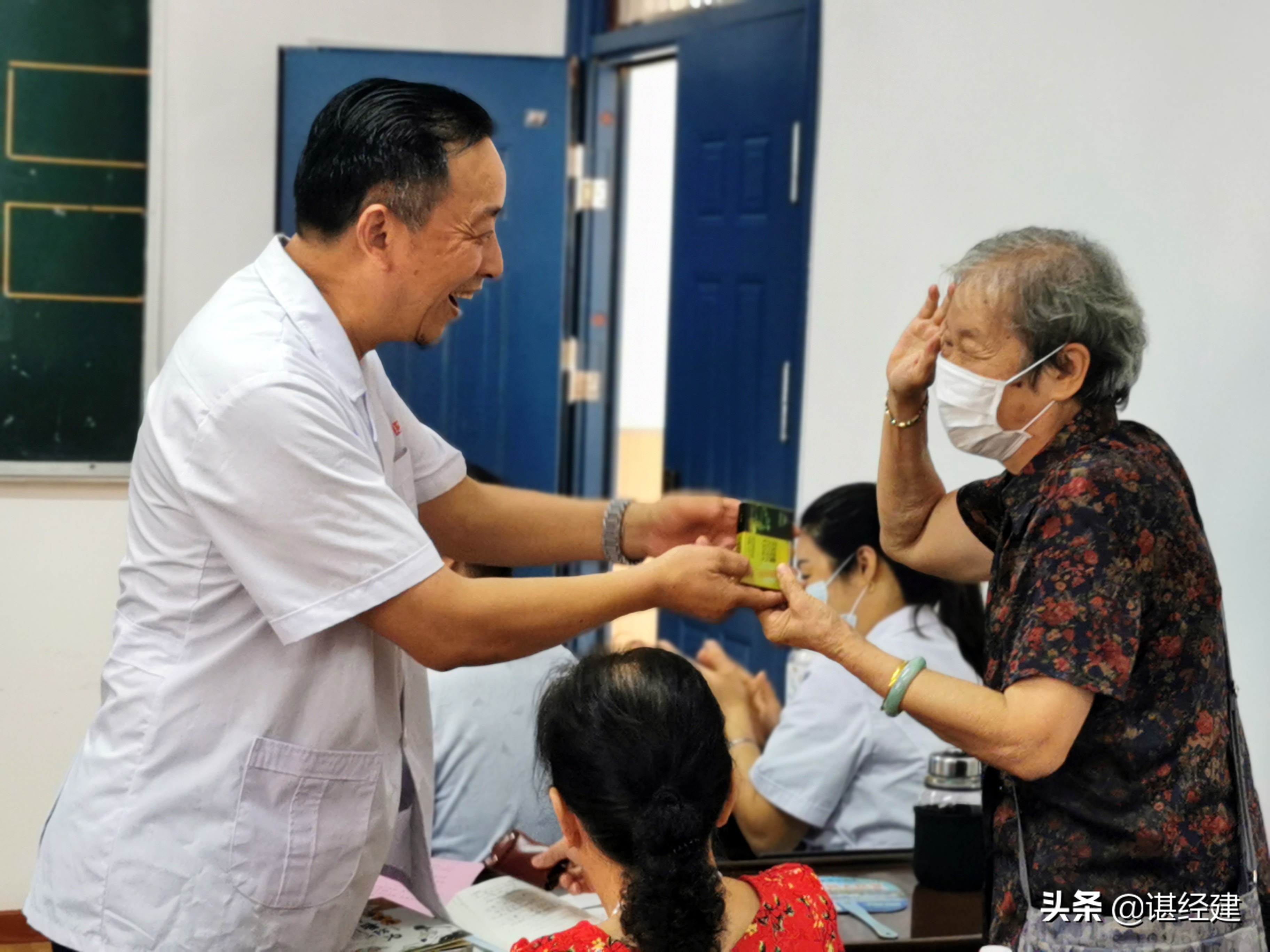 武汉好人圈助力“疫后重振”中医药文化进社区，为离退休教师宣讲