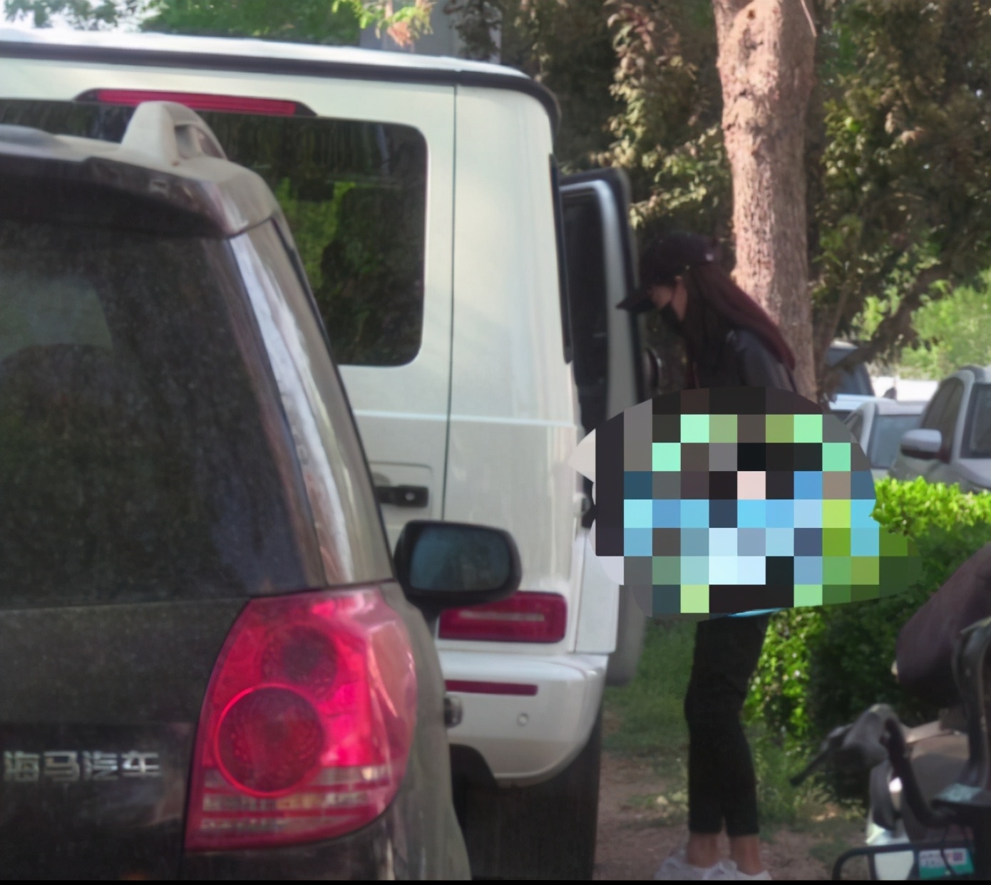 35岁张小斐携男助理喝咖啡，豪车被曝300万，男方似胖版贾乃亮