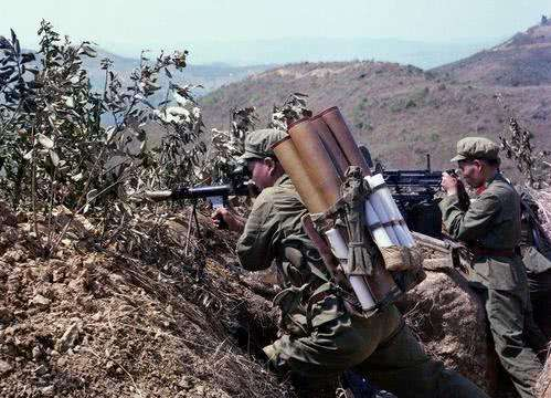 对越反击战，班长独自杀入越军阵地，荣立一等