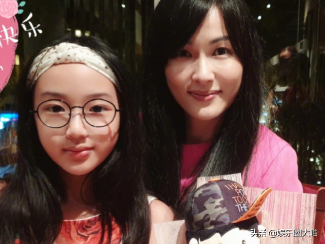 有种基因叫吴尊女儿，幼时天真可爱，如今气质出众美到移不开眼