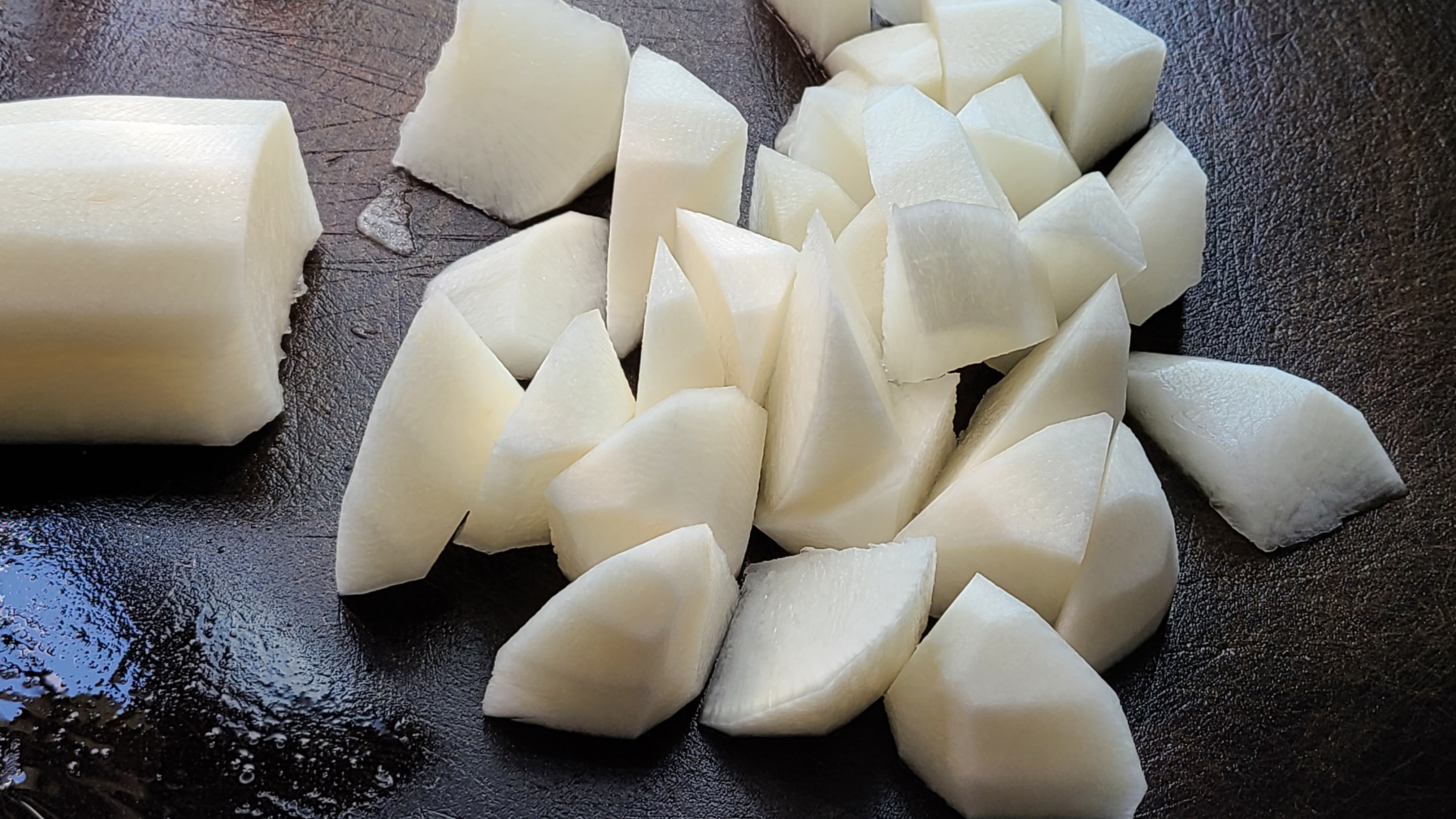 蘿蔔燉海鮮，又鮮又好吃，做法很簡單，天冷吃這個正好