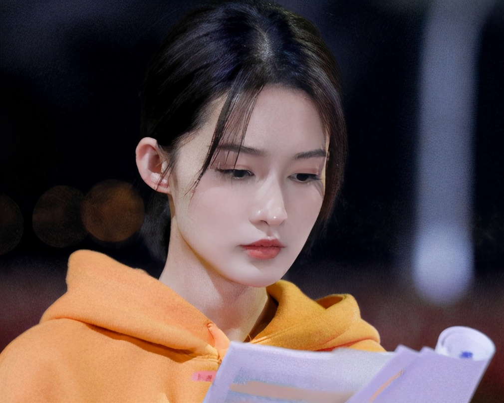 《亲爱的戎装》终于定档，黄景瑜李沁合体撒糖，播出时间暗藏玄机