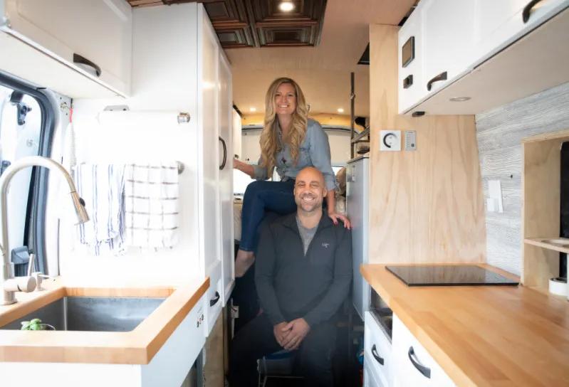 加拿大航空業有多慘？ 機長空姐無家可歸辛酸入住小貨車