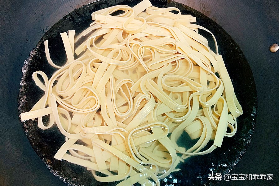 涼拌千張絲，做法簡單、味道好，家庭菜譜中必備的豆制品涼拌菜