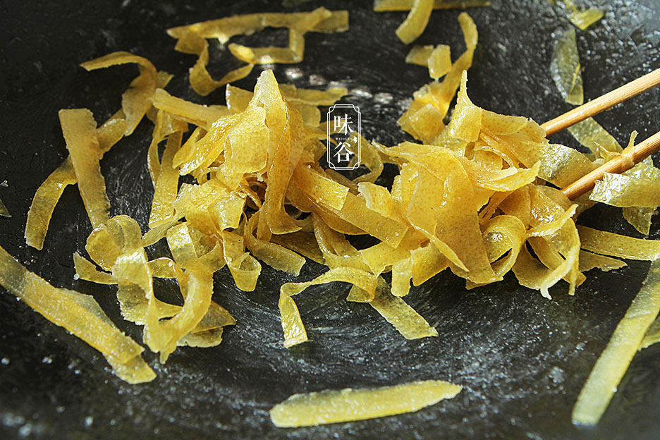 秋天这果皮扔掉太浪费，做小零食特棒，香甜有嚼劲，嗓子也爽利