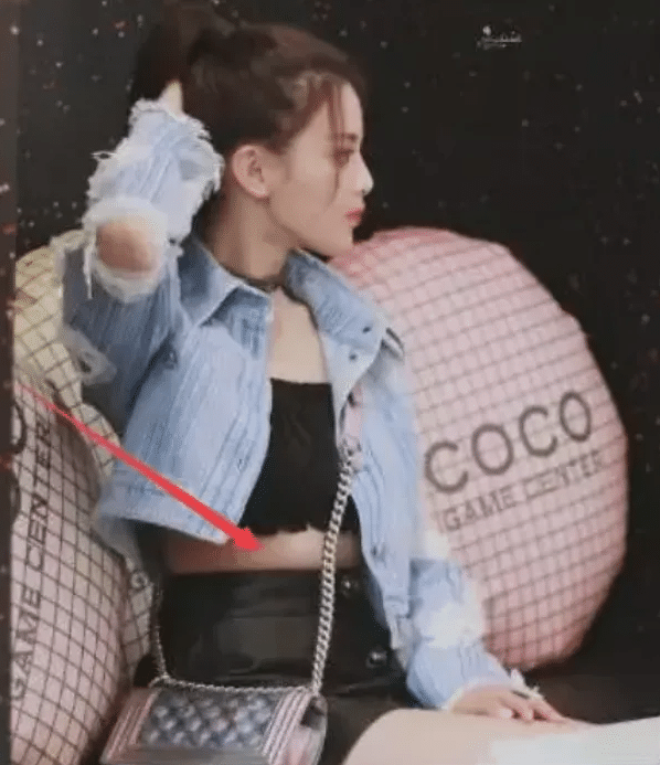 杨超越首次突破自我，“露脐装”暴露真实腰围，男粉沉默了