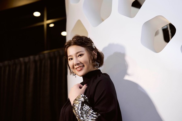 女星突发车祸,被撞到车辆几乎报废!到医院惊