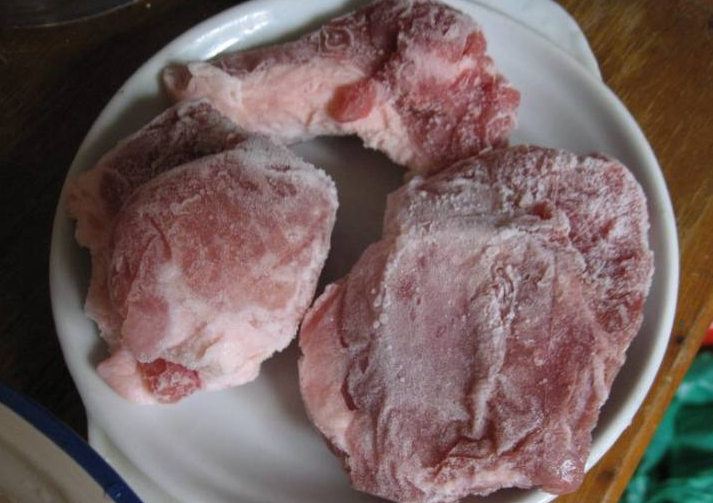 無論解凍什麼肉，都不要用水泡！ 教您一招，肉快速解凍，軟嫩不柴