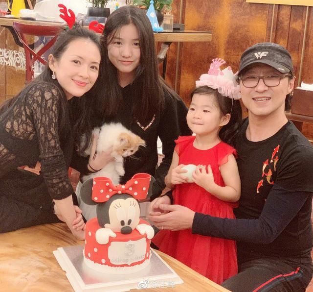 章子怡穿小背心露香肩与老公看演出，汪峰紧搂太太纤腰占有欲十足