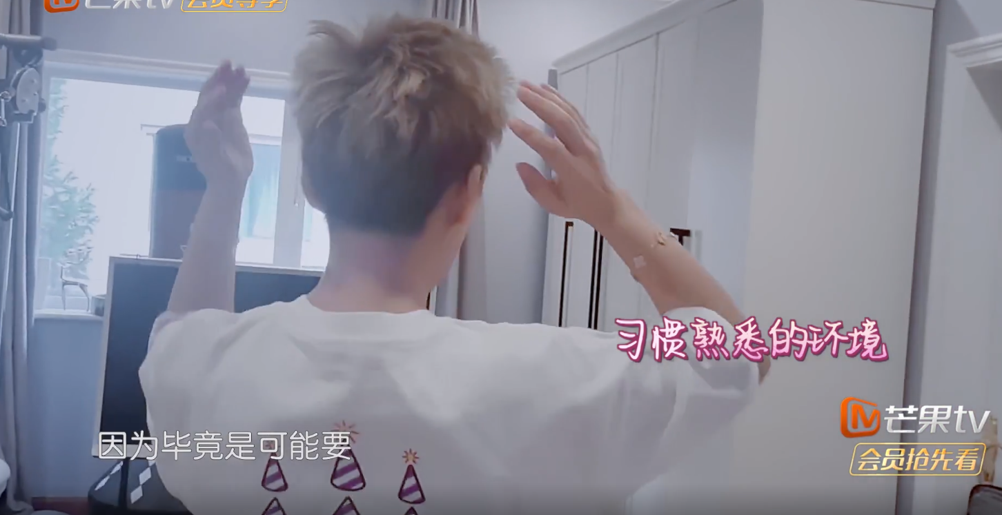 寧?kù)o豪宅引唏噓！插線(xiàn)板隨地扔，客廳滿(mǎn)是健身器，浴室就拉個(gè)簾？