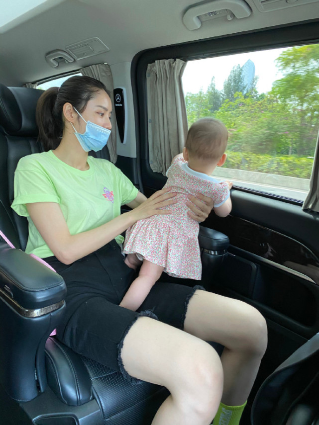 萌出血！林峯老婆晒女儿萌态，不满1岁小公主自己吃饭糊满全身