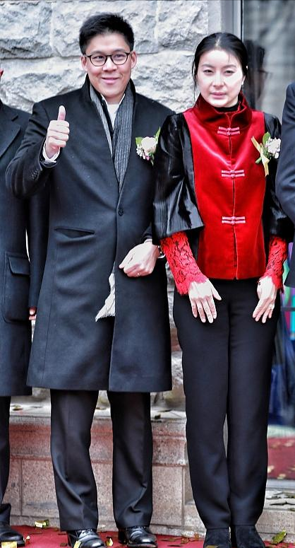 郭晶晶攜夫貼春聯，穿3年前舊衣擋不住高貴氣，三個娃眉眼都像媽