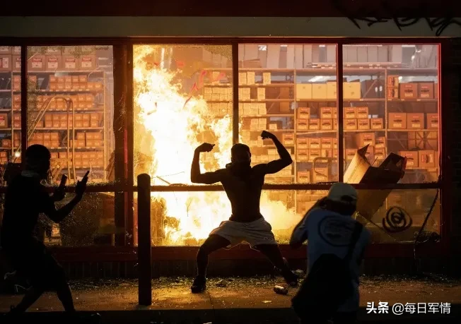 打砸抢烧乱成一锅粥，老美还四处秀肌肉！真的