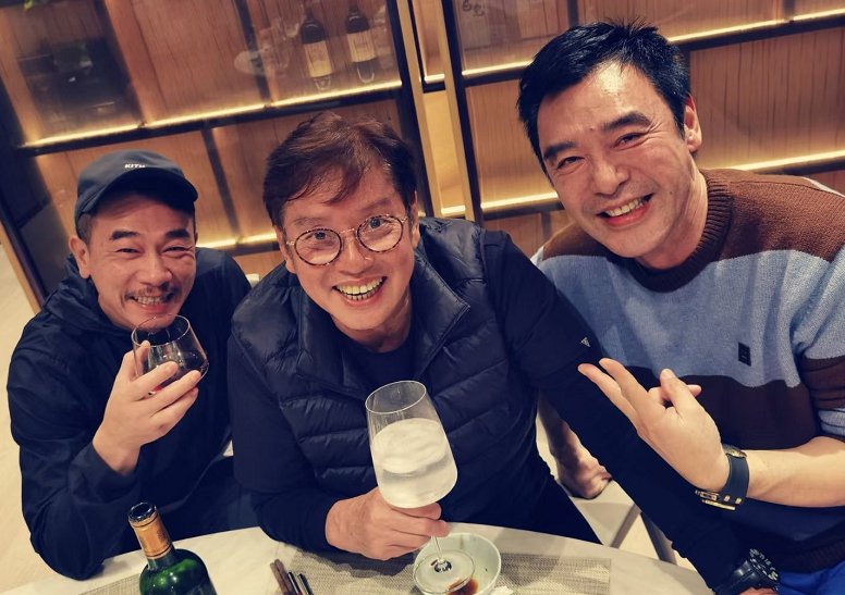 陳小春夫婦好友聚會，鐘鎮濤譚詠麟同框，佘詩曼素顏出鏡讓人意外