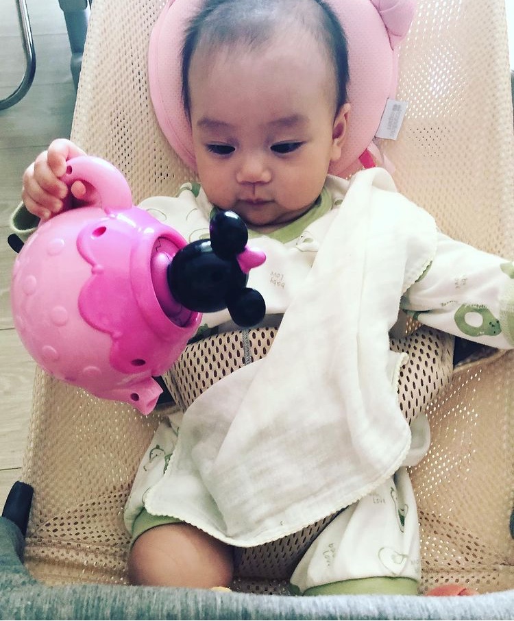 楊怡曬女兒近況，9個月小珍珠努力學爬，胡杏兒都忍不住拍手稱讚