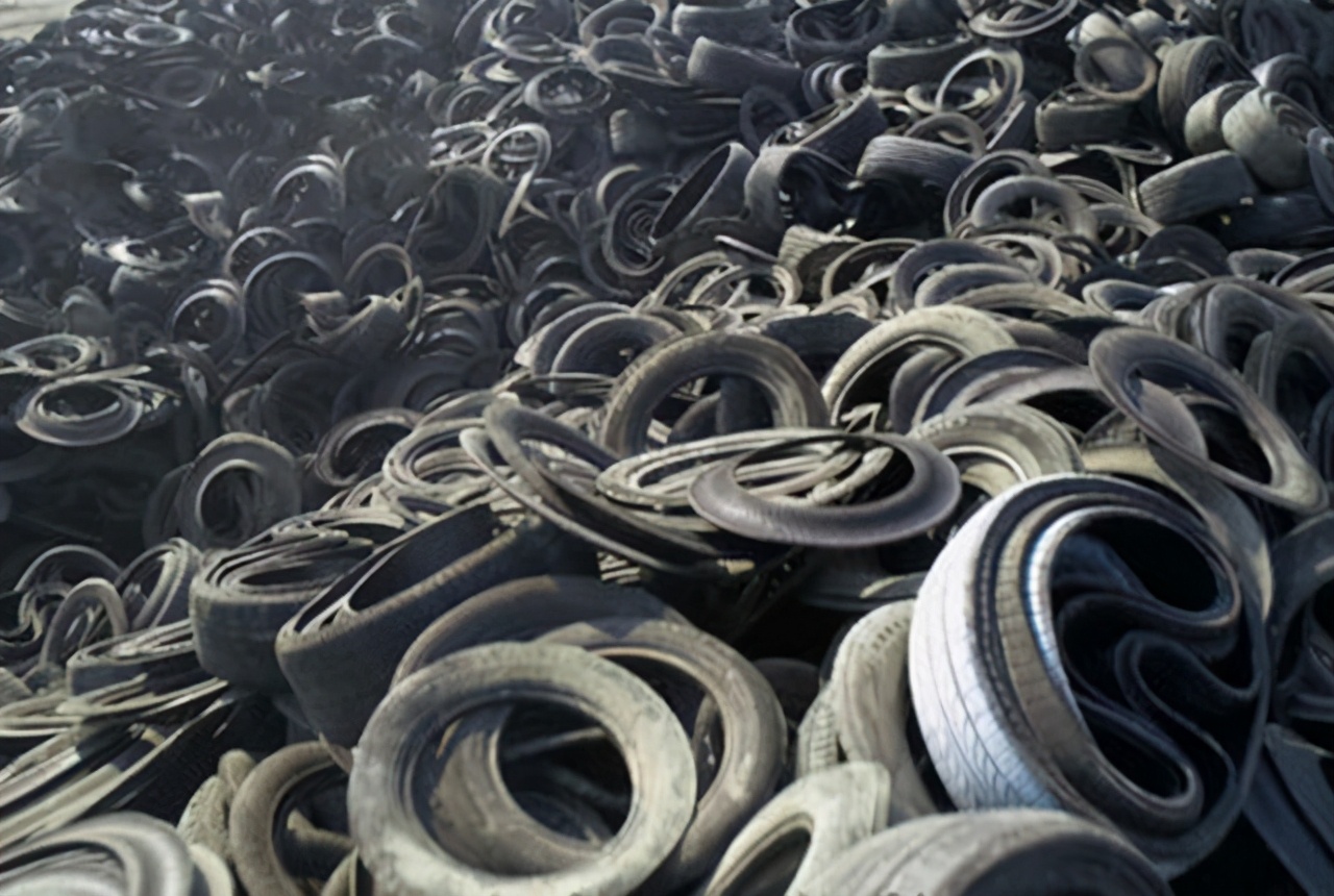 而回收轮胎的人也是很无奈,因为国内的轮胎行业曾一度没有市场,回收