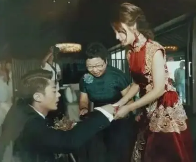 林心如素颜为爱女做蛋糕，穿家居服秀火辣身材，4岁小海豚似妈咪