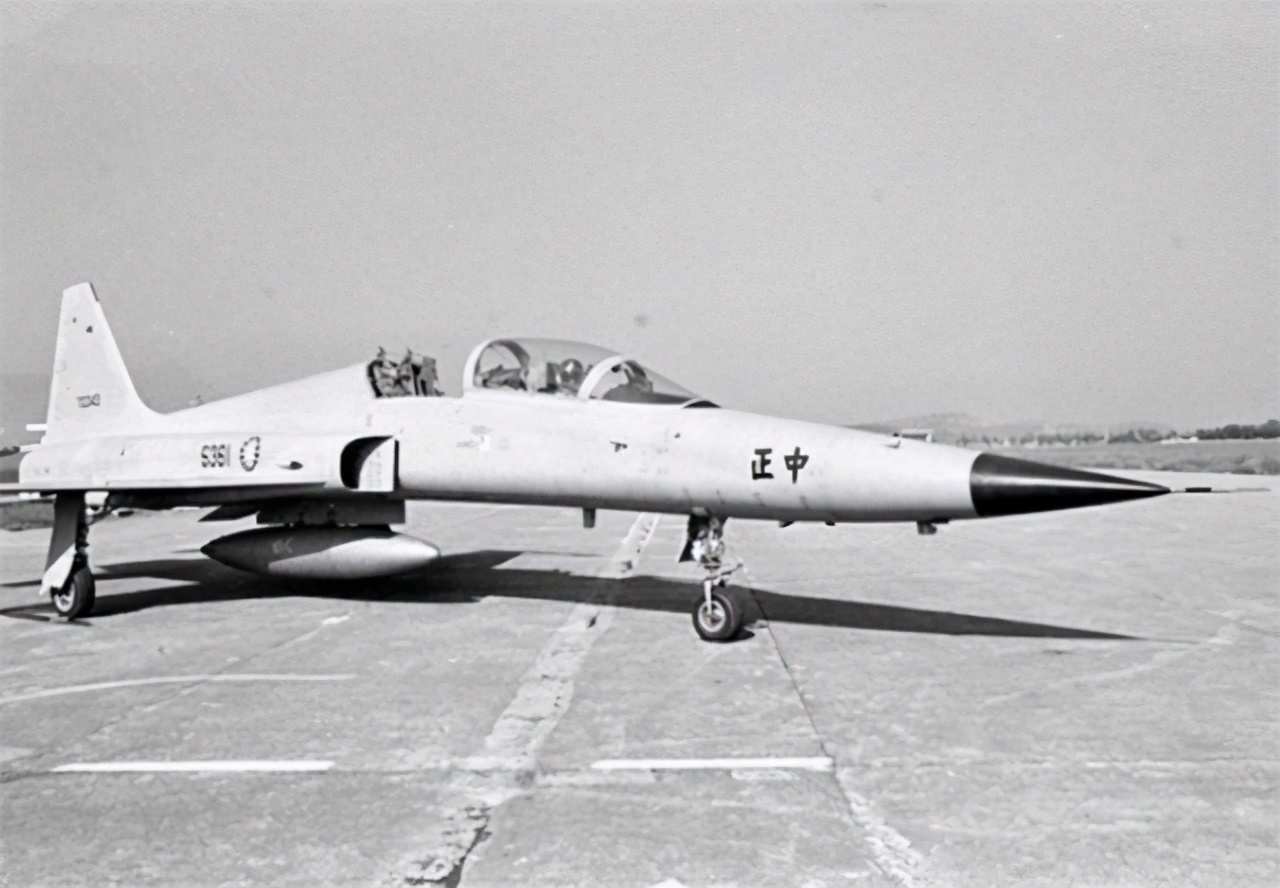 黄植诚驾百万战机回归大陆，受邓小平亲切接见