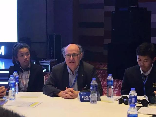 上海15岁女生，解世界难题，科学交流会坦言"追星"：别让我妈看到