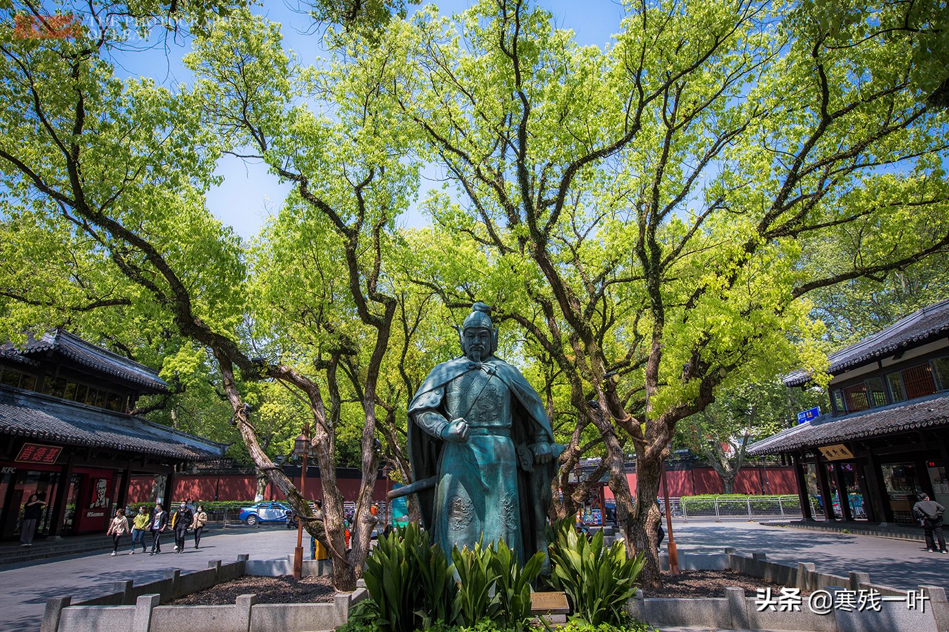 秦桧跪像(杭州岳庙秦桧像跪了800年，其后人要求拆除，网友炸锅景区表态了)