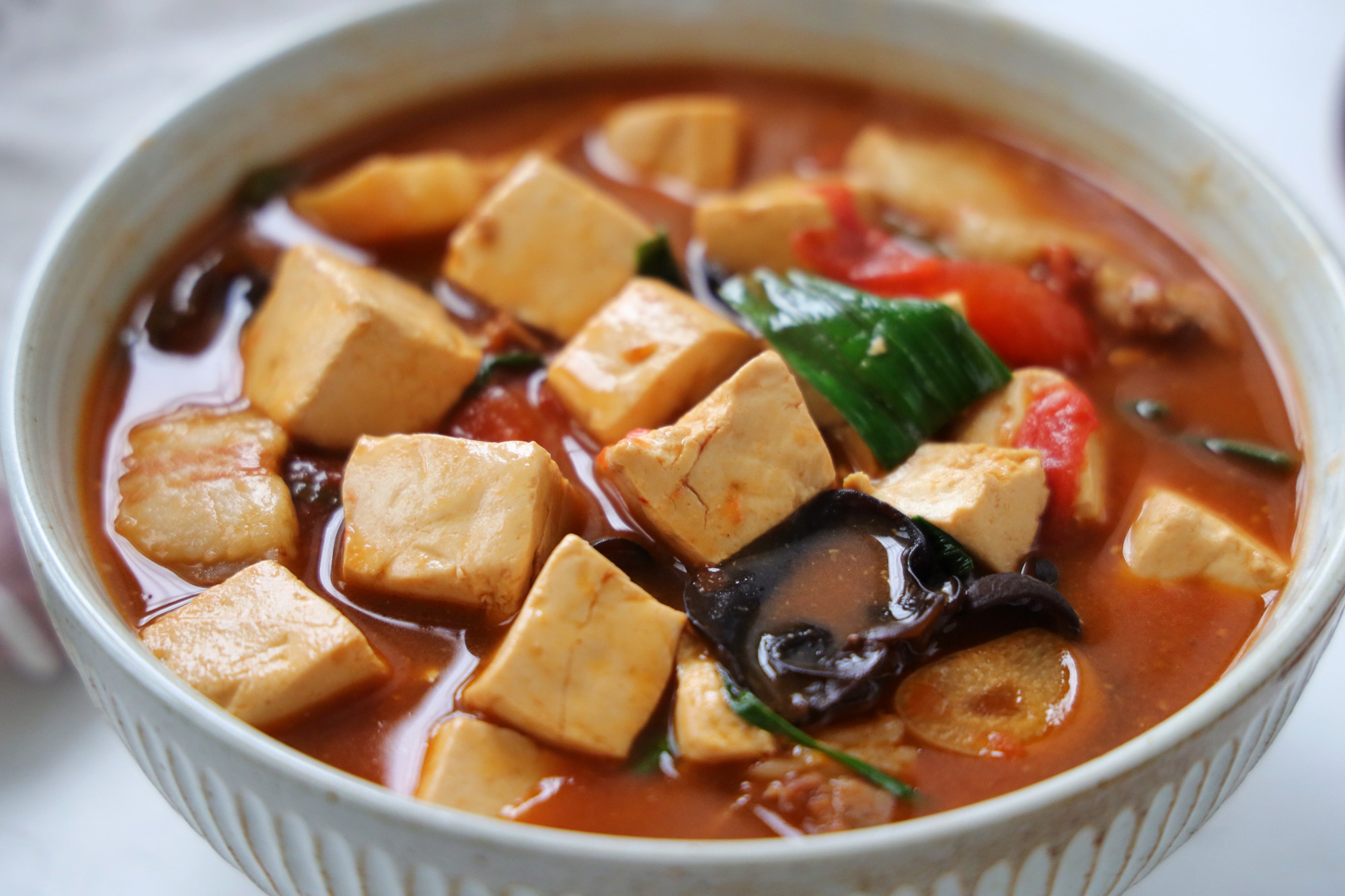 豆腐這樣燉太費米飯了，用砂鍋煲一鍋，滑嫩入味，太適合冬天吃了