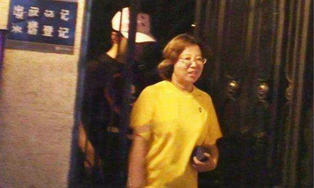 在郭德纲落魄时抛弃他和儿子，如今胡中惠过得