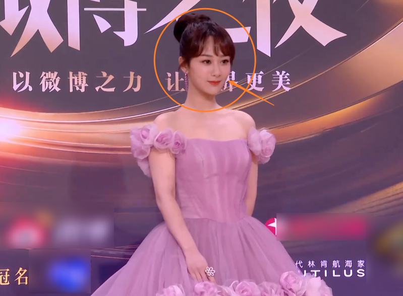 杨紫裙摆太大上台不方便，有谁注意肖战的举动