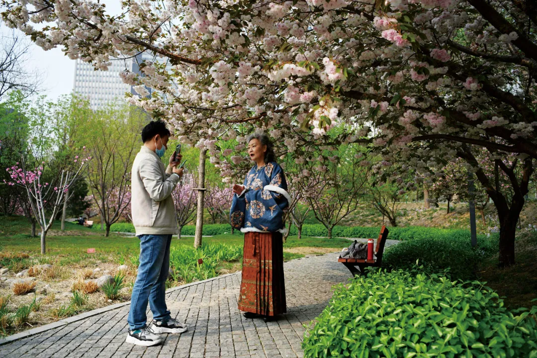 做自媒体赚老人的钱,越来越难了