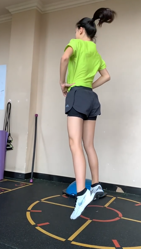 森碟全副武装打网球，一身肌肉展健康美自信大方，被赞养女儿模板