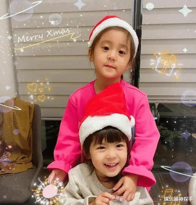 都说贾静雯女儿咘咘美，但她这几张合影，却被别人抢了“风头”？